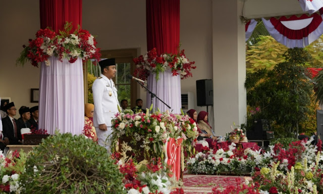 : Wagub Sumbar memimpin upacara penurunan bendera di Istana Gubernur, Senin sore (17/08/2026).