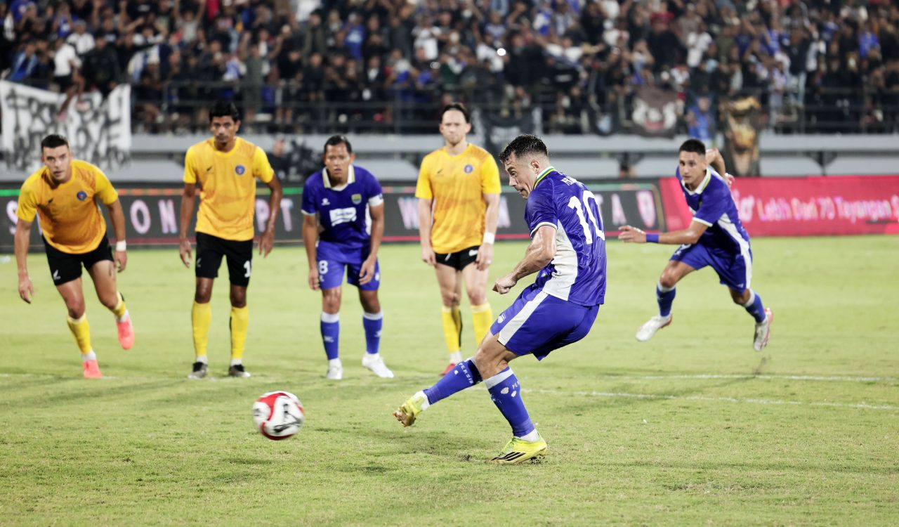Penalti Peralta Bawa Persib Ungguli Sabah Fc Di Babak Pertama