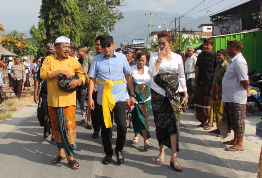 : Bupati Parigi Moutong Erwin Burase menghadiri pelaksanaan Pengabenan Massal atau Ngerit Desa Pekraman Adat Pancakerti di Kecamatan Mepanga, Sabtu (29/8/2026).