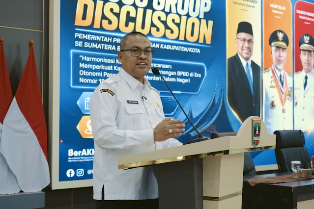 : Sekdaprov Sumbar membuka FGD Pemerintah Provinsi dengan pemerintah kabupaten/kota se-Sumbar di Auditorium Gubernuran. (foto: MC Sumbar)