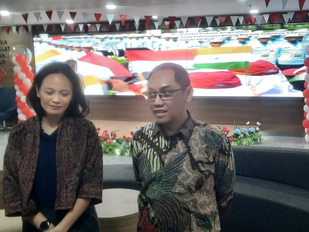 : Dirjen Wasdigi Kemkomdigi Alexander Sabar Bersama dengan Perwakilah WhatsApp Asia Pasifik Ester Samboh di Kantor Kemkomdigi, Jakarta, Rabu (26/8/2026). (Foto: Wahyu/InfoPublik/KPM Kemkomdigi)
