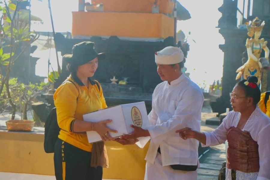 Perayaan HUT ke-78, Aksi Sosial Polwan Polda Bali Jangkau Pantai hingga Pura