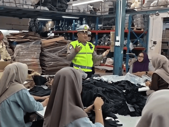 Pererat Kedekatan dengan Masyarakat, Satlantas Polres Jepara Edukasi Tertib Berlalu Lintas ke Pekerja Industri