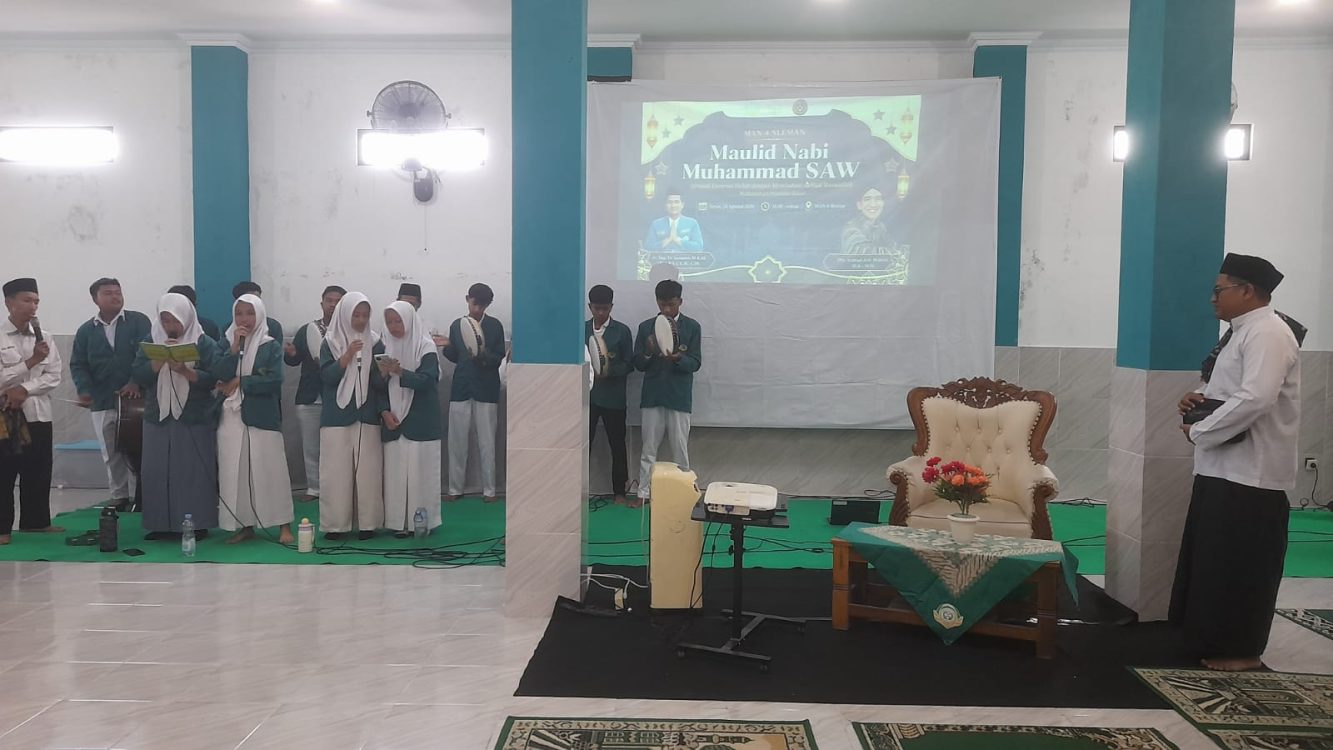 : Pembentukan karakter generasi muda yang seimbang antara kecerdasan intelektual dan keluhuran adab merupakan fondasi utama dalam melahirkan sumber daya manusia yang unggul dan berakhlak mulia. MAN 4 Sleman peringati Maulid Nabi, Senin (24/8/2026).