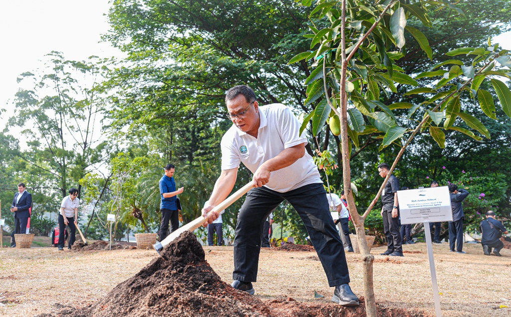: Menteri LH Jumhur Hidayat dalam dalam peringatan Hari Danau Dunia 2026 yang mengusung tema “Healthy Lakes, Saving Generations” di Depok, Jawa Barat. (Foto: Humas Kemen LH)