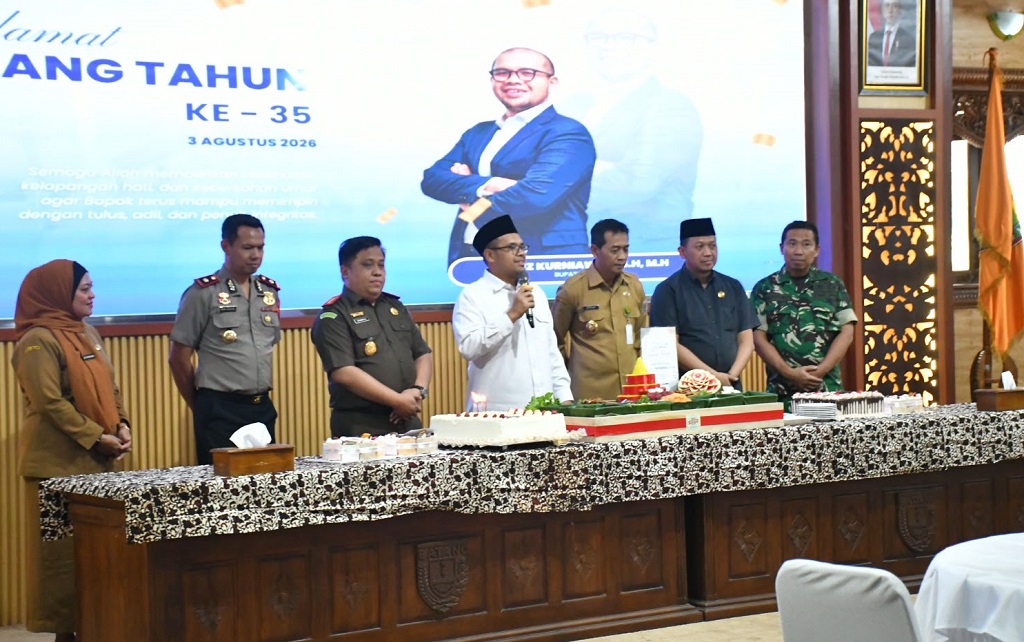 : Bupati Btang M. Faiz Kurniawan (baju putih), memberikan sambutan usai merayakan syukuran HUT Ke-35 di Aula Bupati Batang, Kabupaten Batang.