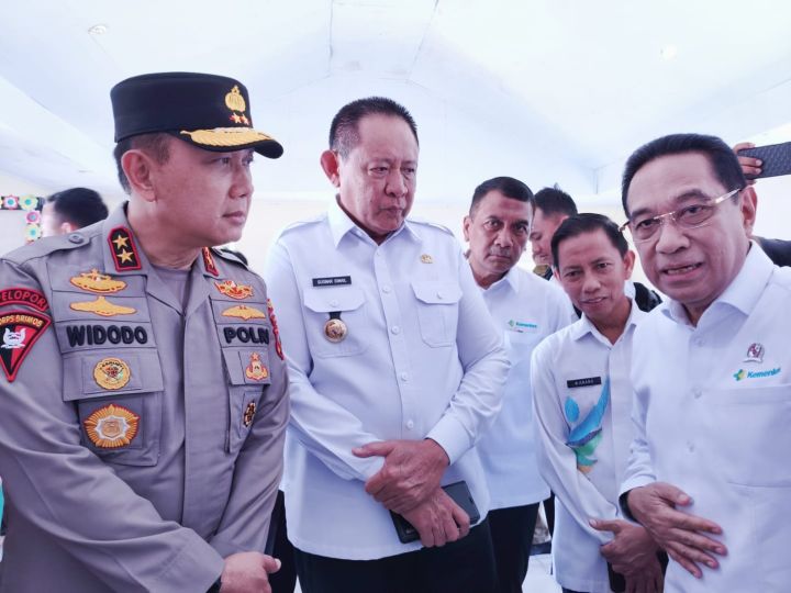 : Wamenkes Benjamin Paulus Octavianus bersama Gubernur Gorontalo Gusnar Ismail, Kapolda Irjen Pol. Widodo, Kepala Dinkes P2KB Provinsi Gorontalo Anang S. Otoluwa saat meninjau Posyandu 6 SPM, CKG terintegrasi skrining TBC. (foto Dandels)