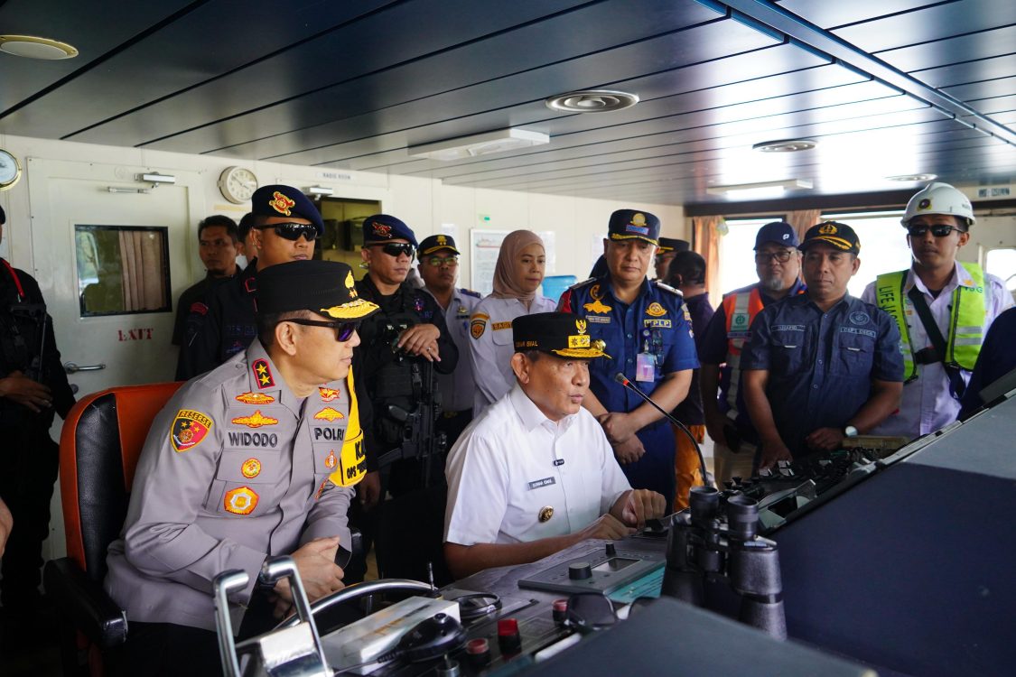 : Gubernur Gorontalo Gusnar Ismail (kedua dari kiri) saat mengecek kapal Tol Laut. (Foto : Dokumentasi).