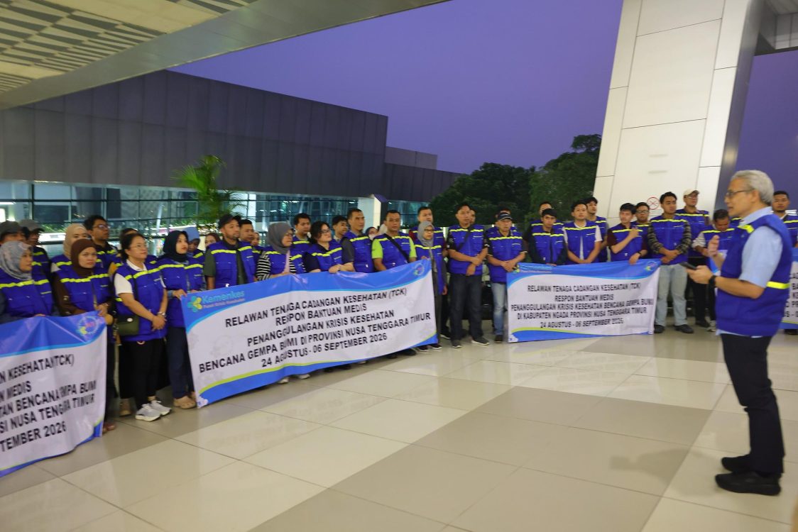 : Sekretaris Jenderal Kemenkes Kunta Wibawa Dasa Nugraha saat melepas 206 relawan Tenaga Cadangan Kesehatan (TCK) ke Nusa Tenggara Timur (NTT) untuk memperkuat penanganan krisis kesehatan pascagempa. Foto: Kemenkes