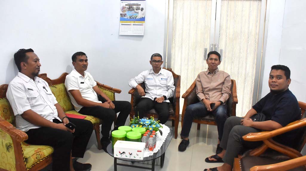 : Koordinator Wilayah Kerja KemenHAM Gorontalo, Sarton Dali saat menerima kunjungan kerja Ketua Komisi II DPRD Kabupaten Bolaang Mongondow Selatan (Bolsel), Zulkarnain Kamaru bersama rombongan, di Kantor Operasional KemenHAM Gorontalo, Rabu (12/08/2026). (F.AKP-KemenHAM)