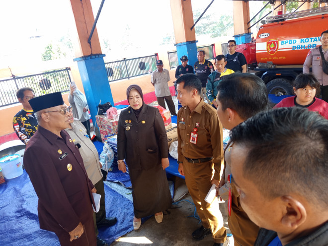 : Bupati Kobar, Nurhidayah, ketika meninjau langsung Posko Induk Penanganan Karhutla di Kantor Badan Penanggulangan Bencana Daerah (BPBD) Kobar. (foto: MC Kobar)