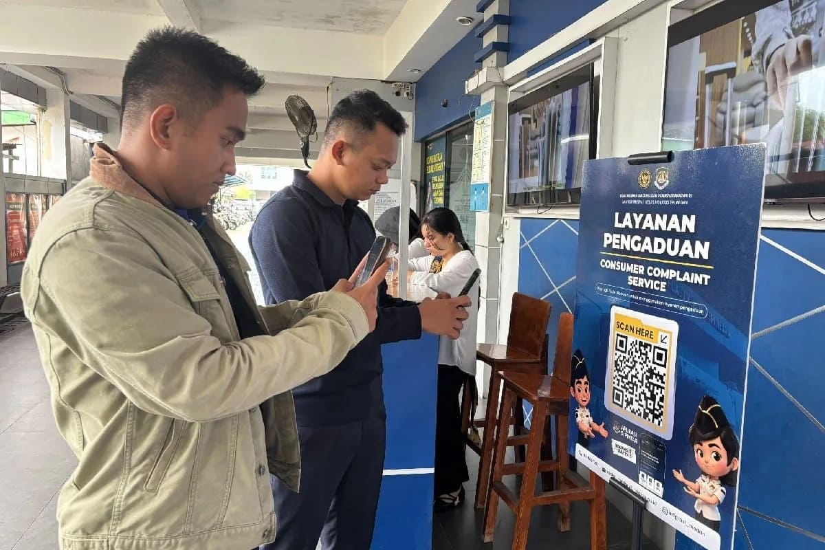 : Warga melakukan pengaduan dengan memakai sistem informasi pelayanan pengaduan terintegrasi, akurat dan responsif (Si Pintar) di Kantor Imigrasi Kelas I Khusus TPI Medan, Sumatera Utara. (ANTARA/HO- Imigrasi Medan.)