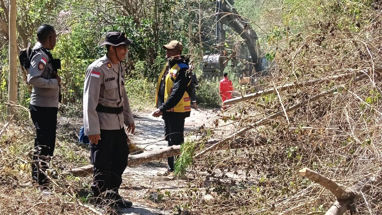 Personel Polri Buka Akses Jalan Terdampak Longsor Menuju Dusun Nitung di Palue