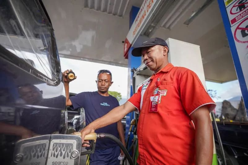 : Petugas SPBU melayani pelanggan di Flores, NTT. (ANTARA/HO-PT Pertamina Patra Niaga)