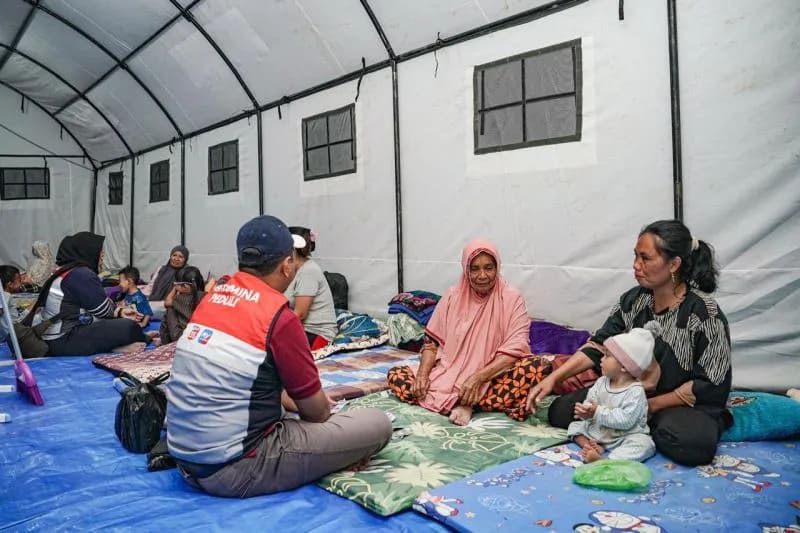 : Petugas medis PT Pertamina Patra Niaga melayani warga terdampak bencana gempa di posko layanan medis gratis, yang beroperasi 24 jam penuh di Lapangan Golo Conggo, Kecamatan Reok, Kabupaten Manggarai, NTT. (ANTARA/HO-PT Pertamina Patra Niaga)