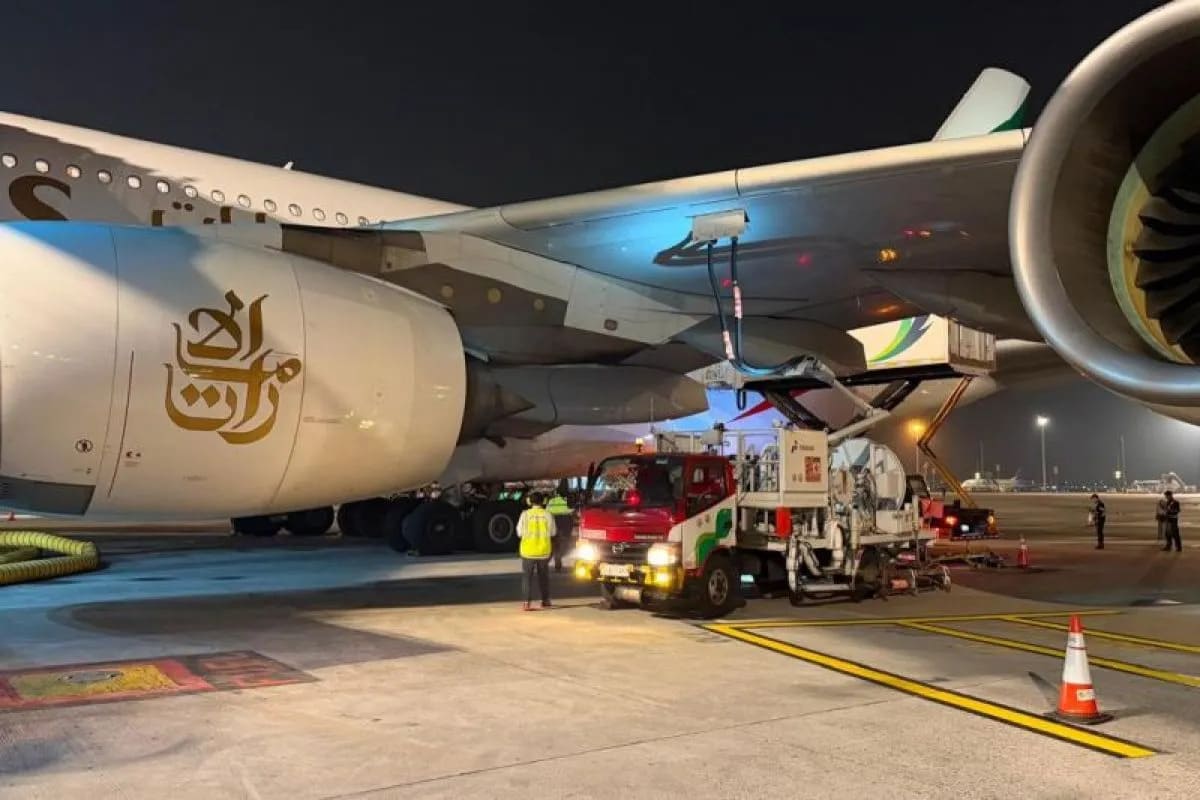 : Proses pengisian bakar avtur pesawat berbadan lebar Airbus A380 untuk penerbangan Emirates EK359 rute Jakarta-Dubai di Bandara Internasional Soekarno-Hatta, Banten, Sabtu (8/8/2026). ANTARA/HO-PT Pertamina Patra Niaga.