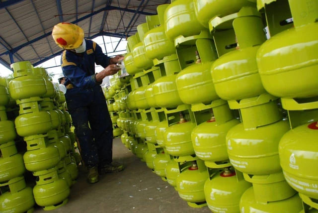 : Ilustrasi pekerja menata gas LPG 3 Kg. (Foto: Dok. PT.Pertamina)