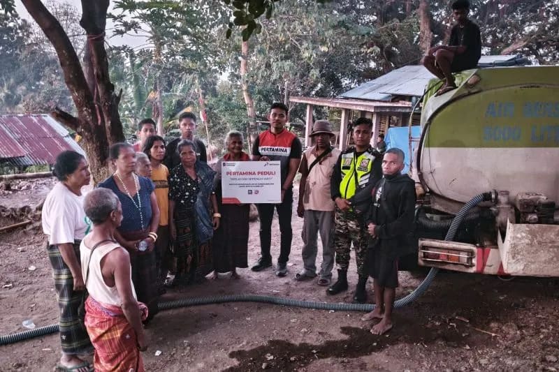 : Warga Maumere, Flores, Nusa Tenggara Timur (NTT), menerima bantuan air bersih dari PT Pertamina Patra Niaga melalui Fuel Terminal (FT) atau Terminal BBM Maumere. (ANTARA/HO-PT Pertamina Patra Niaga)
