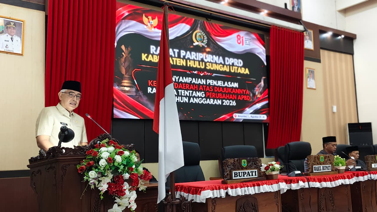 : Wabup HSU Hero Setiawan saat menyampaikan penjelasan pada Rapat Paripurna DPRD, Selasa (10/8/2026)
