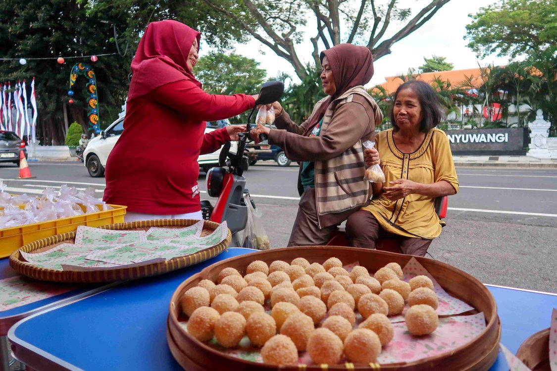 : Panitia membagikan onde-onde dalam rangka memperingati HUT ke-81 Republik Indonesia di Banyuwangi, Jawa Timur, Senin (10/8/2026). Sebanyak 1081 onde-onde dari pelaku UMKM tersebut dibagikan gratis kepada para pelintas sebagai bentuk berbagi kebahagiaan dan semangat kemerdekaan. (ANTARA FOTO/Budi Candra Setya/foc)