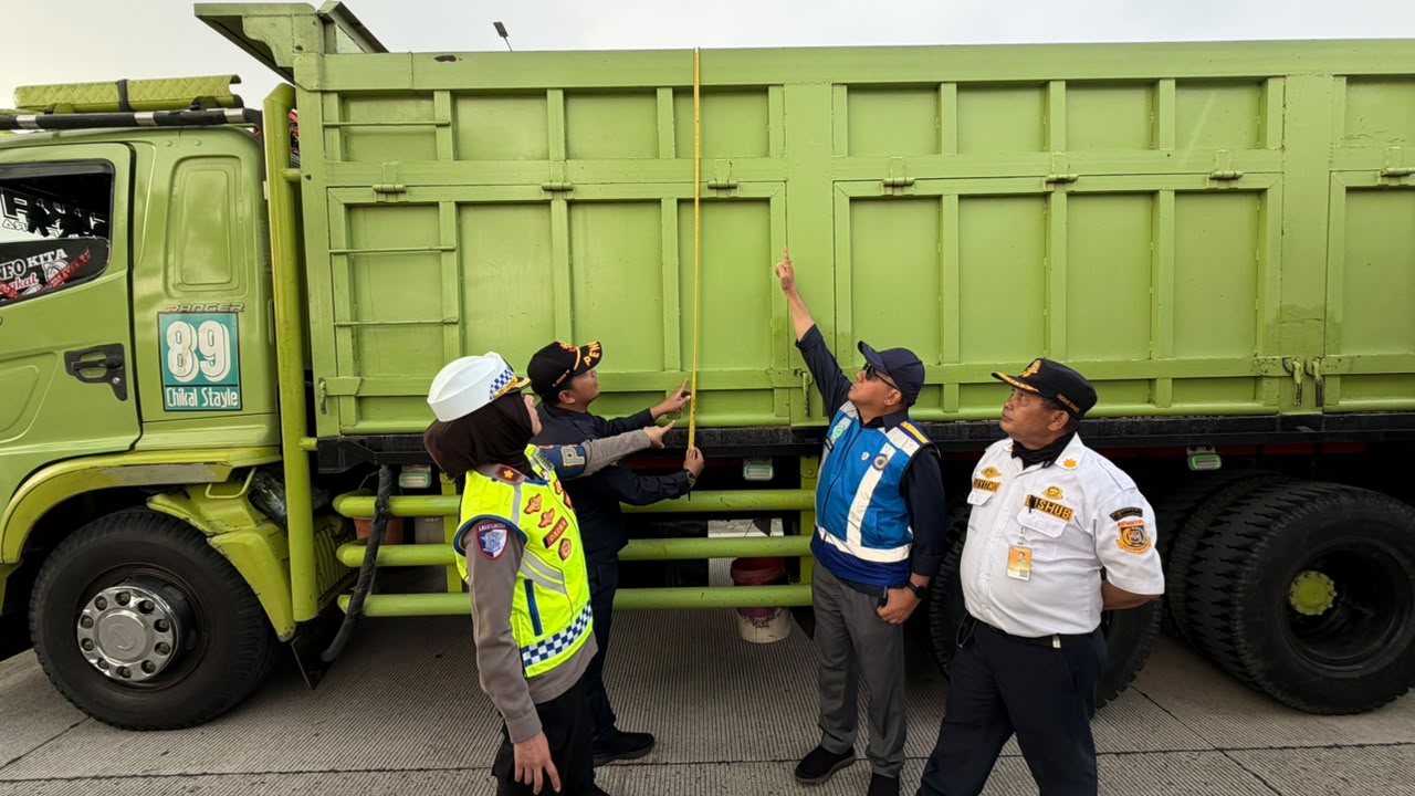 PJR BSD Tertibkan Kendaraan ODOL dan Parkir di Bahu Tol