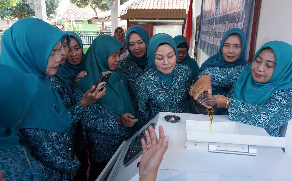 : TP PKK Batang menerima kunjungan dari TP PKK Kabupaten Kudus dalam rangka studi tiru pengolahan minyak jelantah di Kantor Kelurahan Sambong, Kabupaten Batang.
