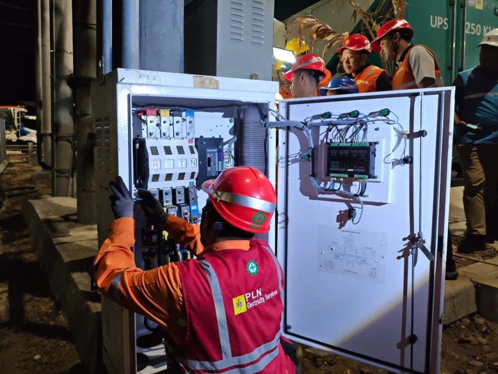 : Petugas PLN melakukan pemasangan Panel Backup Supply di lokasi siaga pada malam hari sebagai persiapan pengamanan pasokan listrik menjelang malam Renungan Suci dan Upacara Peringatan HUT ke-81 RI. - Foto: Mc.Jatim