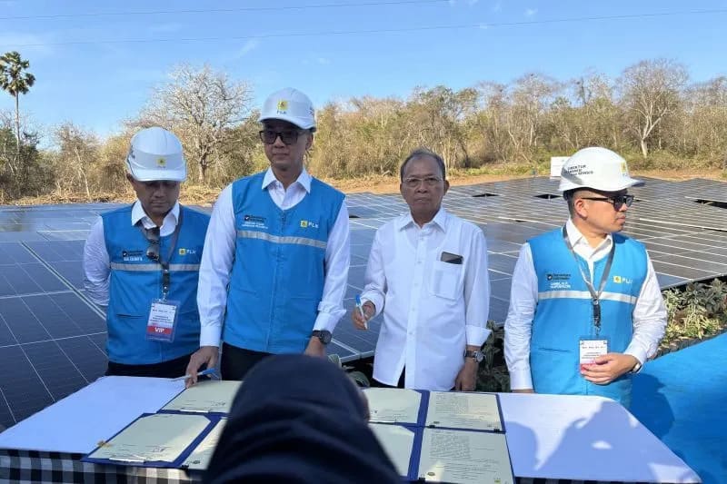 : Direktur Utama PT PLN Darmawan Prasodjo (kedua dari kiri) menyampaikan manfaat PLTS untuk menekan penggunaan bahan bakar minyak (BBM) di Jembrana, Bali, Selasa (25/8/2026). (ANTARA/Ni Putu Putri Muliantari)