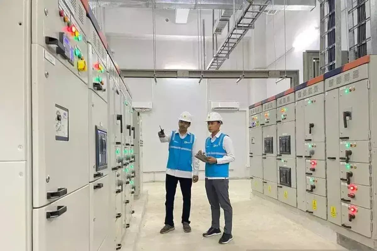 : Ilustrasi - Petugas PT PLN memeriksa jaringan listrik melalui ruang kontrol di Jakarta. (ANTARA/HO-PLN UID Jakarta Raya/aa.)