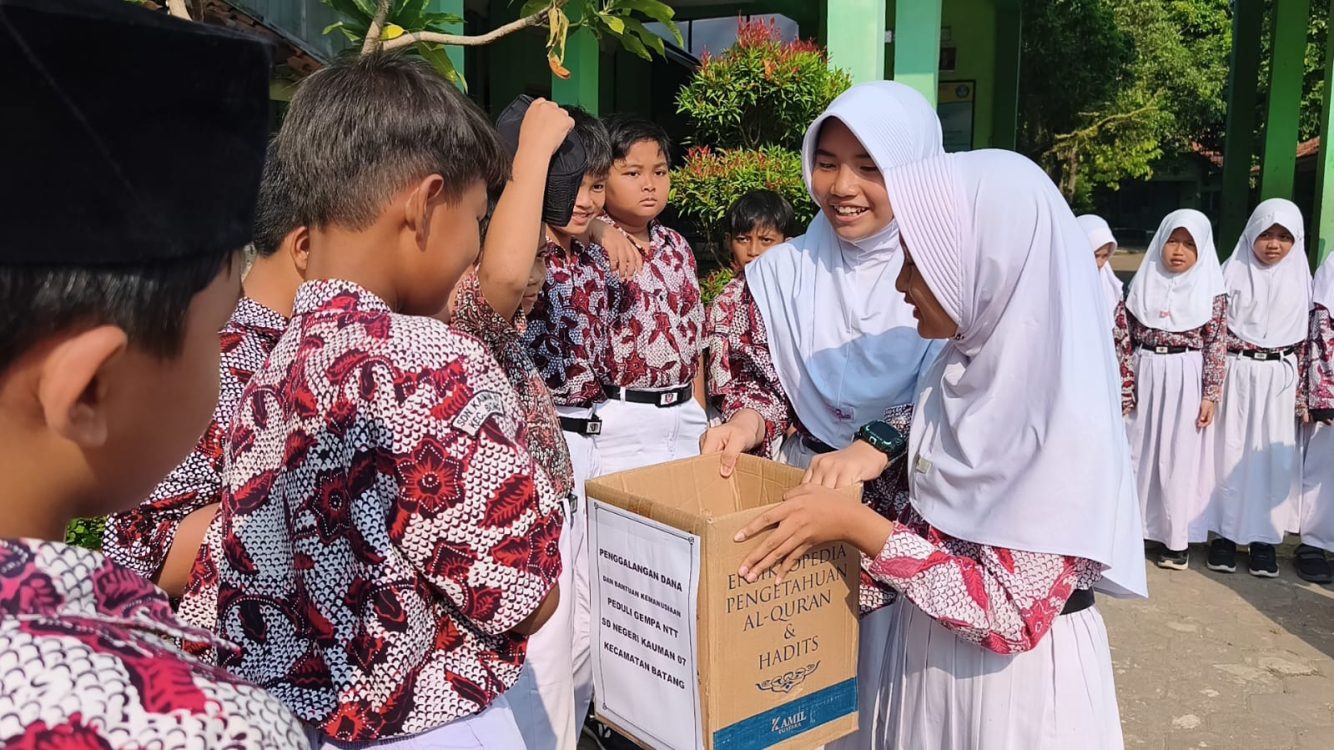 : Sejumlah Pelajar melakukan penggalangan dana untuk korban NTT di halaman SD Negeri Kauman 7 Batang, Kabupaten Batang.