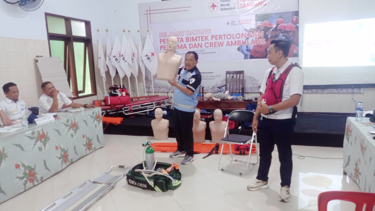: Palang Merah Indonesia (PMI) Kabupaten Sampang menggelar Bimbingan Teknis (Bimtek) Pertolongan Pertama (PP) dan Ambulans sebagai upaya meningkatkan kapasitas dan kompetensi staf serta relawan dalam memberikan pelayanan kemanusiaan kepada masyarakat. - Foto: Mc.Jatim