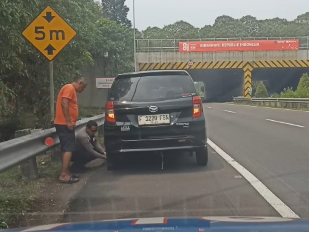 Polantas KARIB Bantu Pengemudi Sigra Pecah Ban di Tol BORR, Perjalanan Kembali Lancar