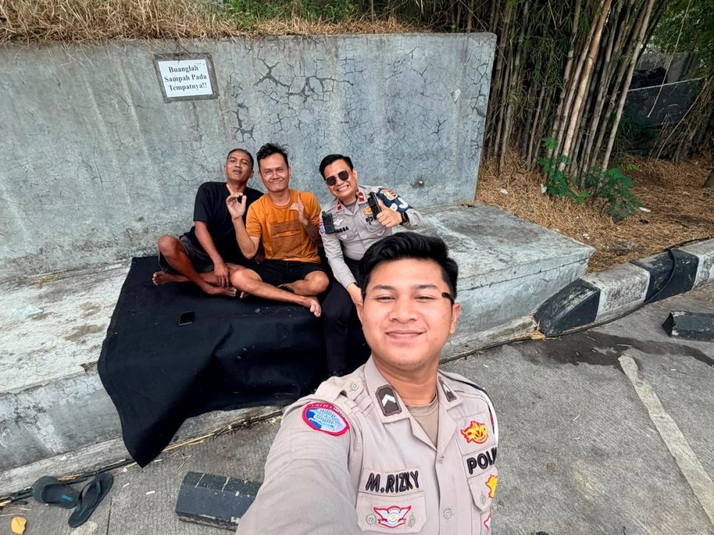 Polantas KARIB Edukasi Pengguna Jalan di Rest Area Tol BORR, Ingatkan Jaga Barang Bawaan