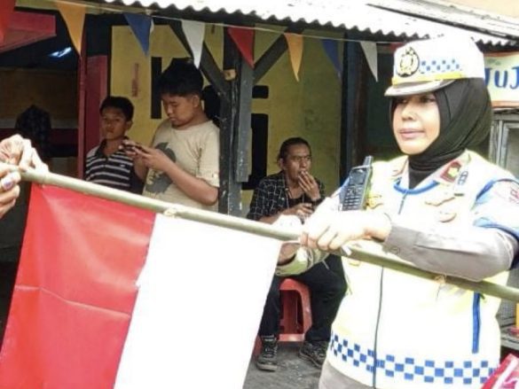 Polantas KARIB PJR BSD Bagikan 81 Bendera Merah Putih kepada Warga