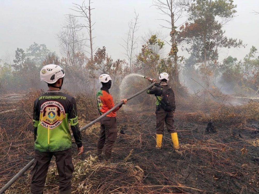 Polda Kalbar Laksanakan Patroli Pembasahan di Lahan yang Rawan Kebakaran