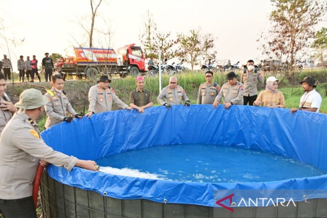 Polda Kalsel Bangun 12 Kolam Portabel Dekatkan Sumber Air di Karhutla