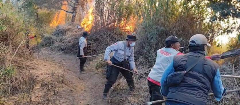 Polisi Bantu Padamkan Karhutla di Gunung Semeru, Hadapi Medan Terjal