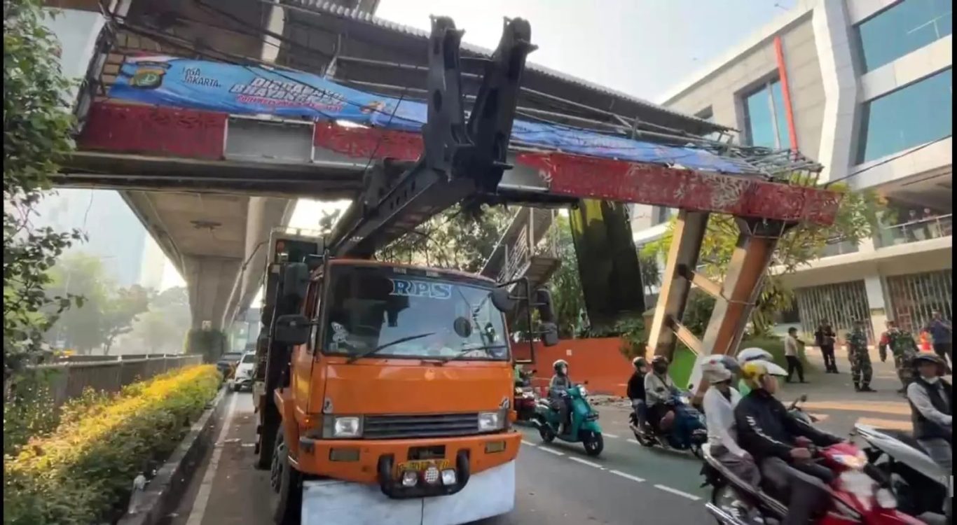 Polisi Selidiki Penyebab Truk Tabrak dan Tersangkut JPO di Jalan Tendean