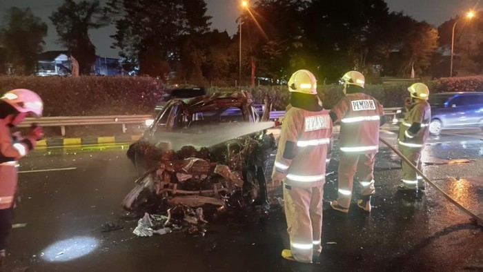 Polisi Ungkap Kronologi Jeep Mercy Tabrak Truk di Tol Jagorawi, 2 Orang Meninggal Dunia