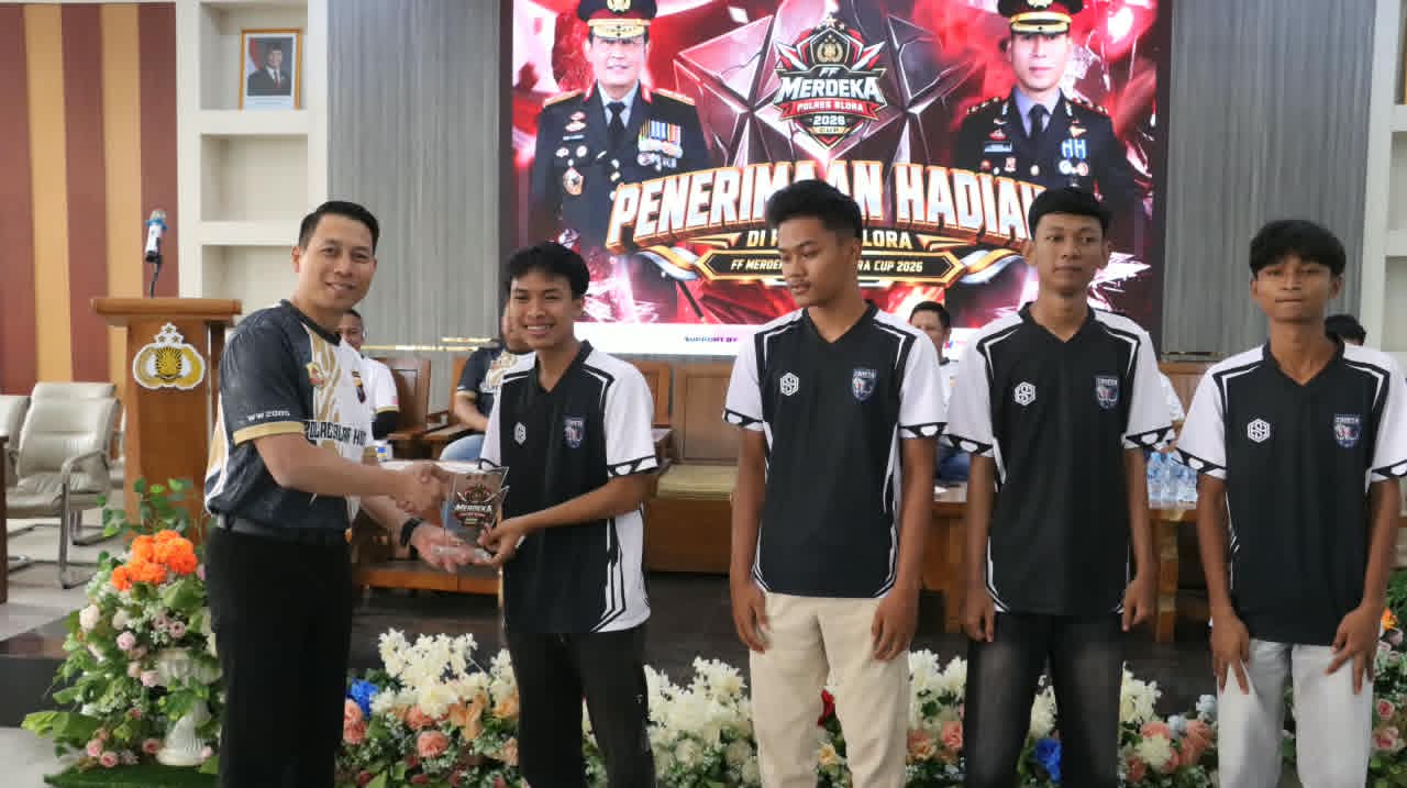 : Kapolres Blora, AKBP Inggal Widya Perdana menyerahkan, hadiah kepada juara Turnamen E-sport Free Fire Merdeka 2026. Foto: Mc. Blora.