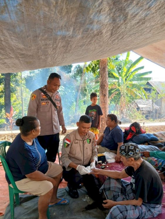 Polres Ngada Berikan Pelayanan Kesehatan Gratis bagi Pengungsi Pasca Gempa di Riung