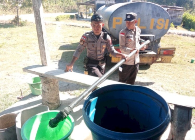 Polres Ngada Salurkan 1.500 Liter Air Bersih bagi Warga Terdampak Gempa di Riung