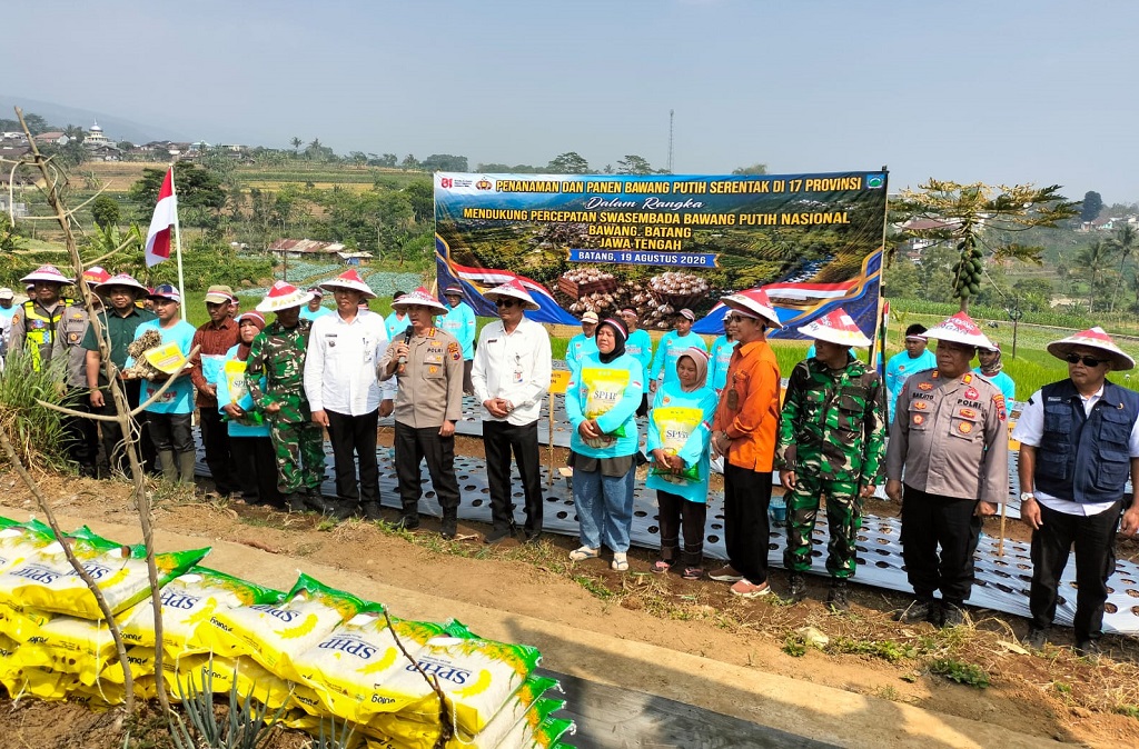 : Polresta Batang menggelar kegiatan tanam dan panen bawang putih secara serentak di Desa Pangempon, Kecamatan Bawang, Kabupaten Batang.