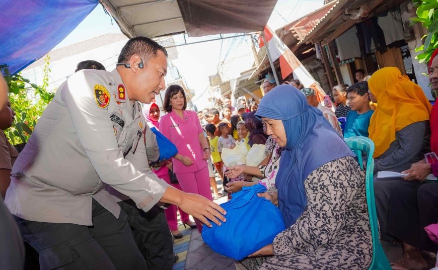 Polrestabes Surabaya Salurkan Paket Sembako Lewat Program 'Luthfie.Daily Berbagi'
