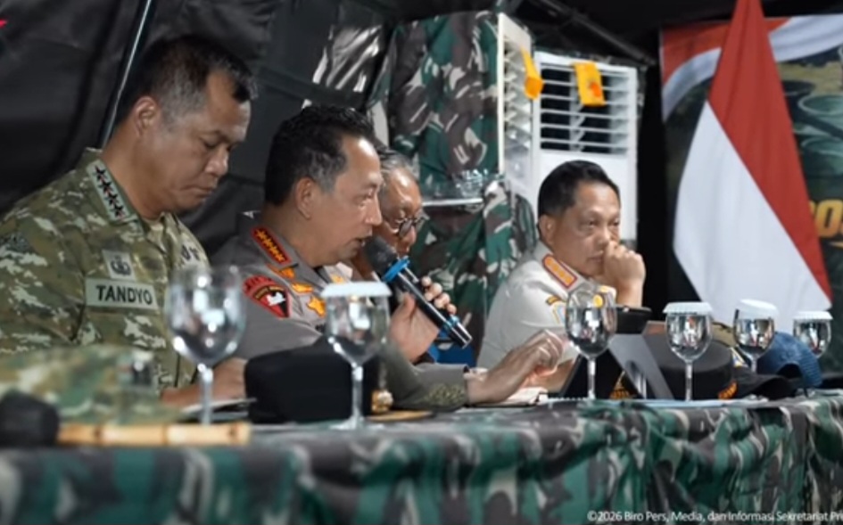 : Kapolri Jenderal Listyo Sigit Prabowo dalam rapat koordinasi penanganan bencana gempa NTT yang dipimpin Presiden Prabowo Subianto di Kabupaten Nagekeo, NTT, Rabu (26/8/2026). (SC Video Setpres).