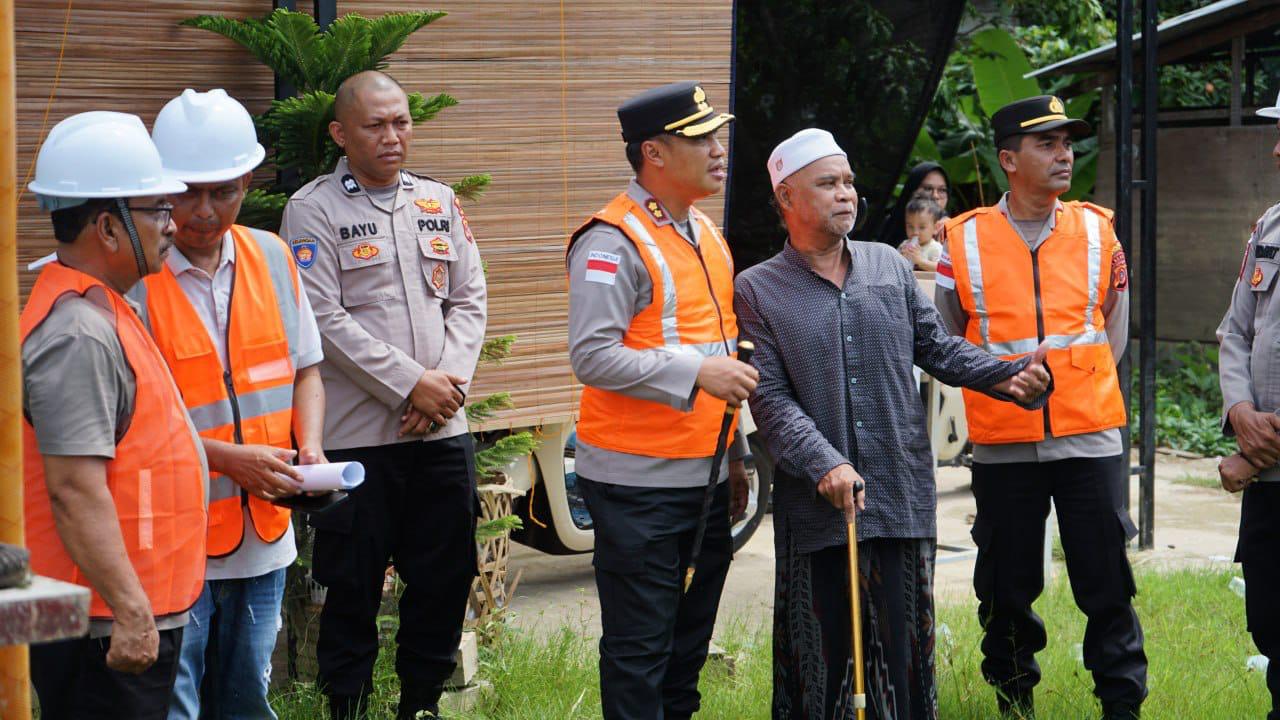 : Kapolres Langsa AKBP Hyrowo, meninjau renovasi sumur bor di salah satu fasilitas pendidikan keagamaan sebagai bagian dari program sosial Polri untuk memperkuat akses air bersih masyarakat pascabencana hidrometeorologi.
