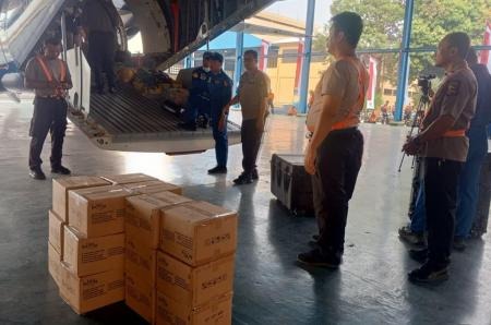 Polri Terbangkan Tenda dan Pangan Cepat Saji dari Mako Polisi Udara Pondok Cabe Bantu Masyarakat yang Terdampak Gempa NTT