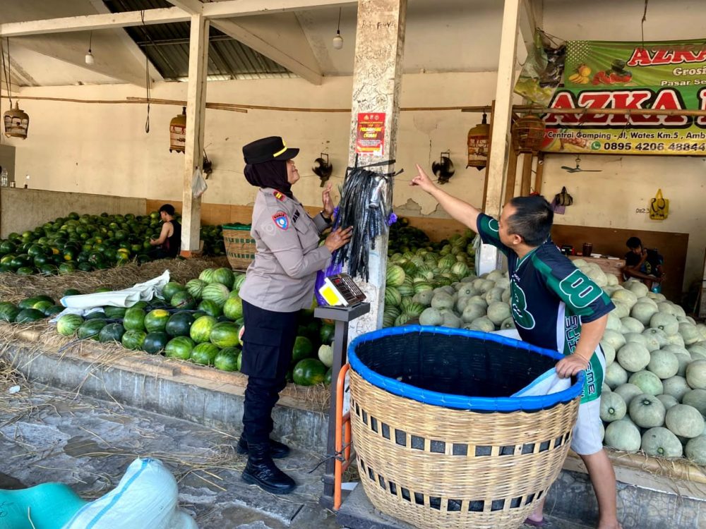 : Kepala Unit Binmas Polsek Gamping, Iptu Mamik Susanti, didampingi Aiptu Singgih Sudrajat saat menyambangi pedagang dan warga di Pasar Sentral Ambarketawang, Jumat (7/8/2026).
