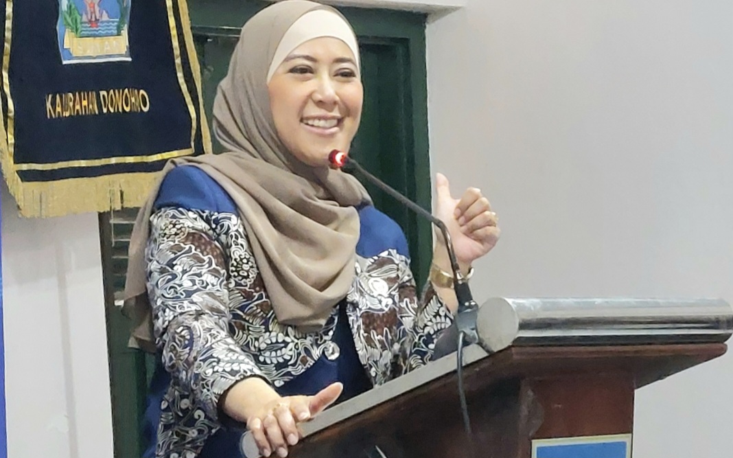 : Menteri Komunikasi dan Digital (Menkomdigi) Meutya Hafid saat meninjau langsung Pelaksanaan Uji Coba Program Perlindungan Sosial Digital di Kalurahan Donoharjo, Kapanewon Ngaglik, Kabupaten Sleman, Kamis (13/8/2026)/ Jhon InfoPublik.
