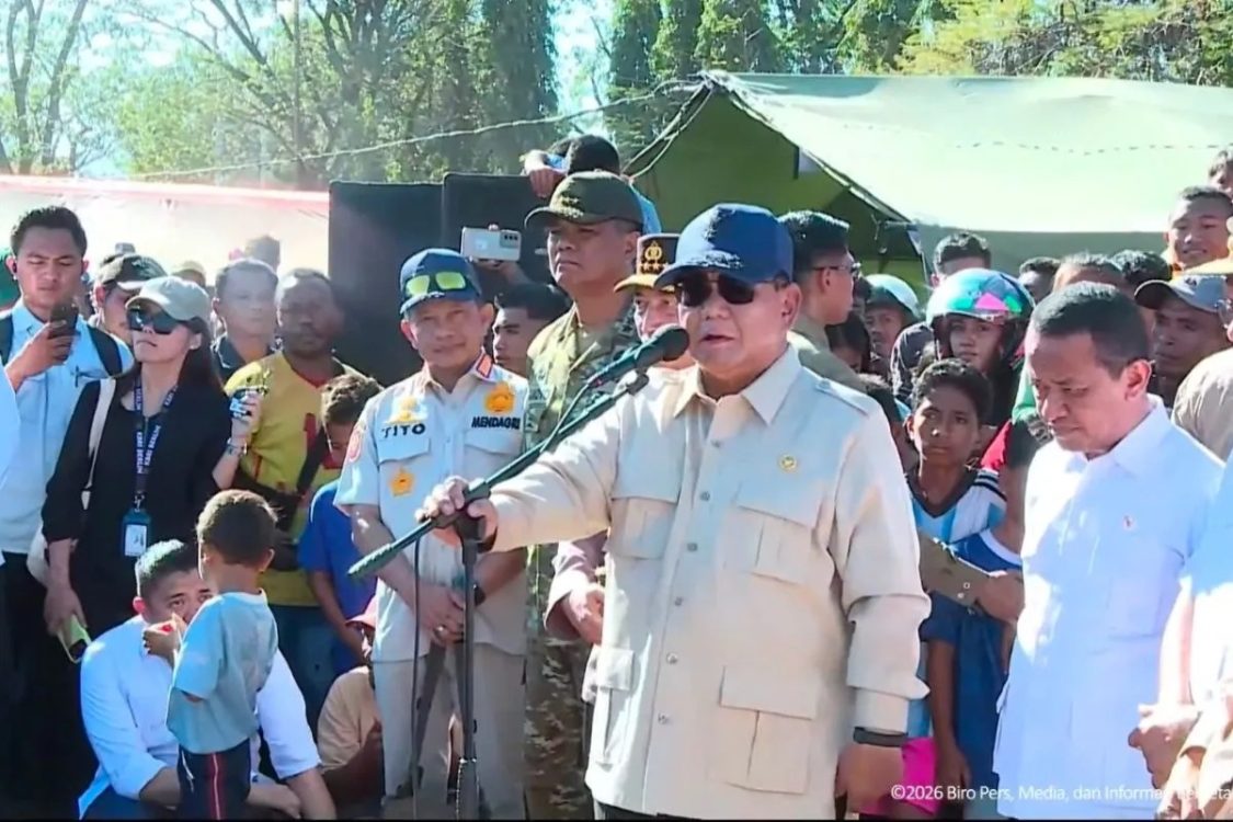 Prabowo Tinjau Pengungsi Gempa NTT, Tegaskan Pemerintah Terus Kirim Bantuan